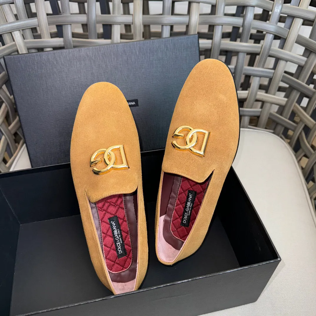 💰¥960 D&G cowhide moccasin loafers for men｜Embellished with DG hardware nameplate｜Made of imported calfskin｜Retro and shiny texture complement each other｜Release charming tones to outline a confident posture｜Imported calfskin + cowhide lining + Italian leather outsole Size: 39-44 (38.45 custom-made)